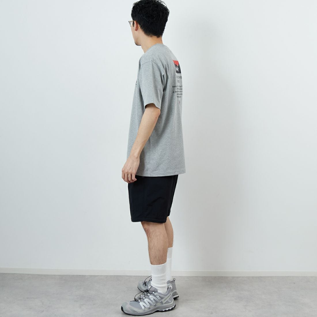 JEANSFACTORY × NANGA [ジーンズファクトリー × ナンガ] 別注 ヒストリーロゴ バックプリントTシャツ [NW26SS-JF2] GRAY &&モデル身長：168cm 着用サイズ：L&&