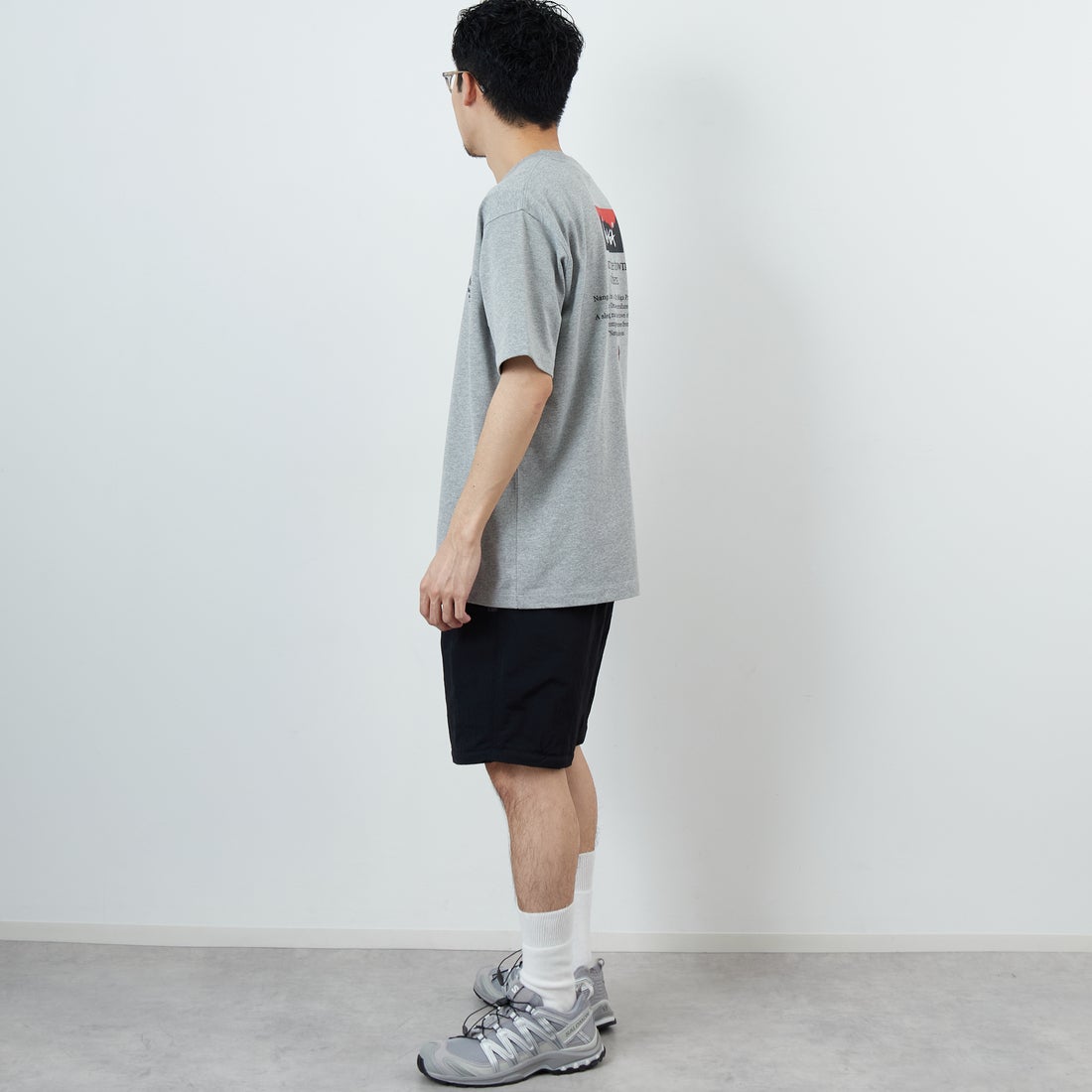 JEANSFACTORY × NANGA [ジーンズファクトリー × ナンガ] 別注 ヒストリーロゴ バックプリントTシャツ [NW26SS-JF2] GRAY &&モデル身長：168cm 着用サイズ：L&&
