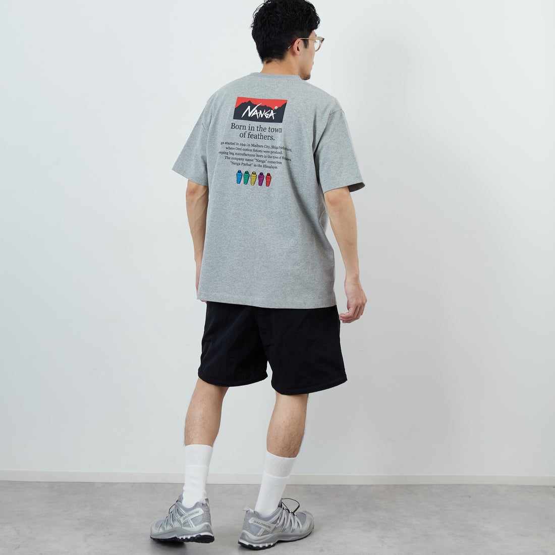 JEANSFACTORY × NANGA [ジーンズファクトリー × ナンガ] 別注 ヒストリーロゴ バックプリントTシャツ [NW26SS-JF2] GRAY &&モデル身長：168cm 着用サイズ：L&&