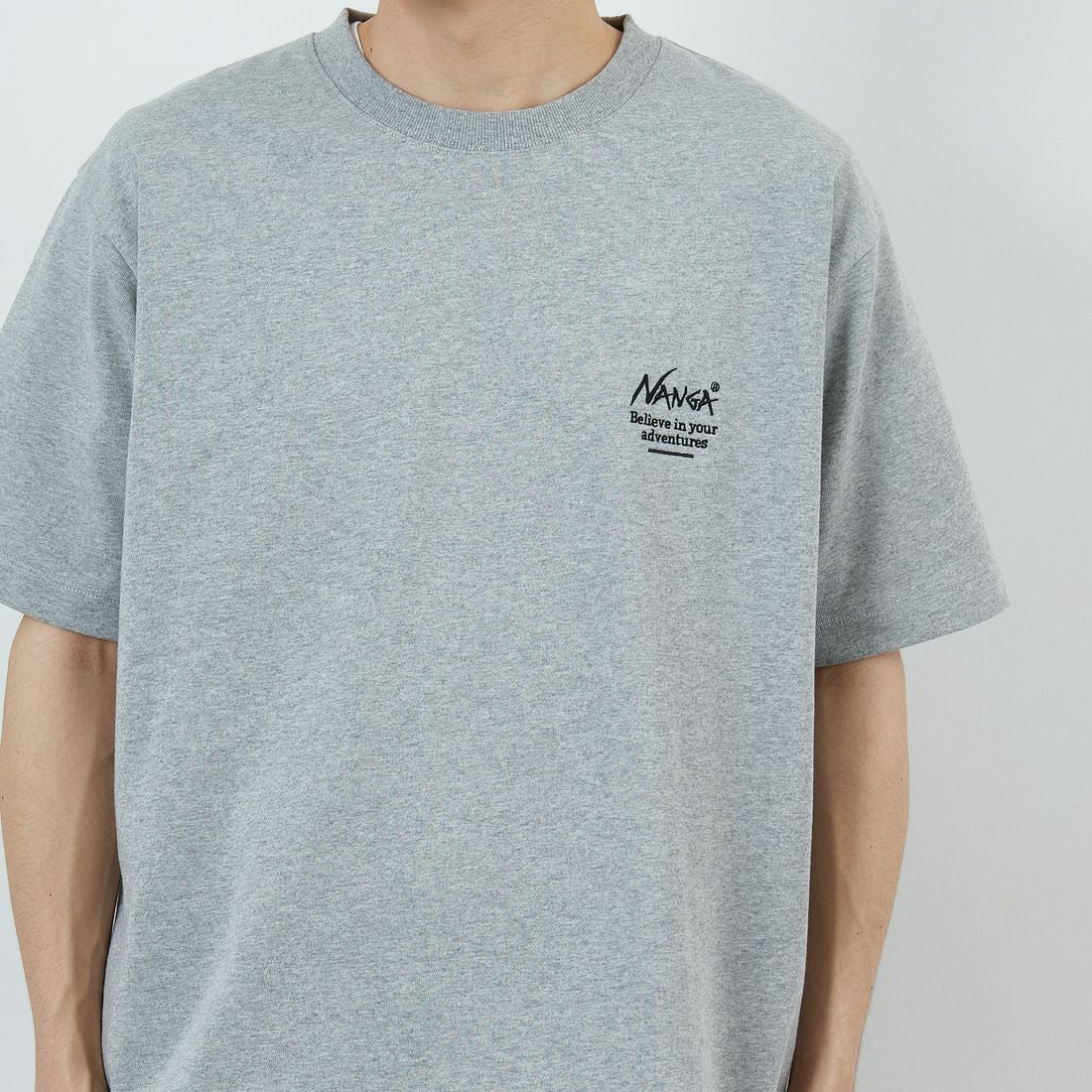 JEANSFACTORY × NANGA [ジーンズファクトリー × ナンガ] 別注 ヒストリーロゴ バックプリントTシャツ [NW26SS-JF2] GRAY &&モデル身長：168cm 着用サイズ：L&&