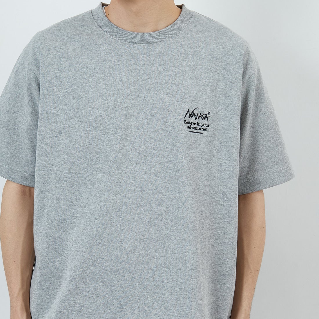 JEANSFACTORY × NANGA [ジーンズファクトリー × ナンガ] 別注 ヒストリーロゴ バックプリントTシャツ [NW26SS-JF2] GRAY &&モデル身長：168cm 着用サイズ：L&&