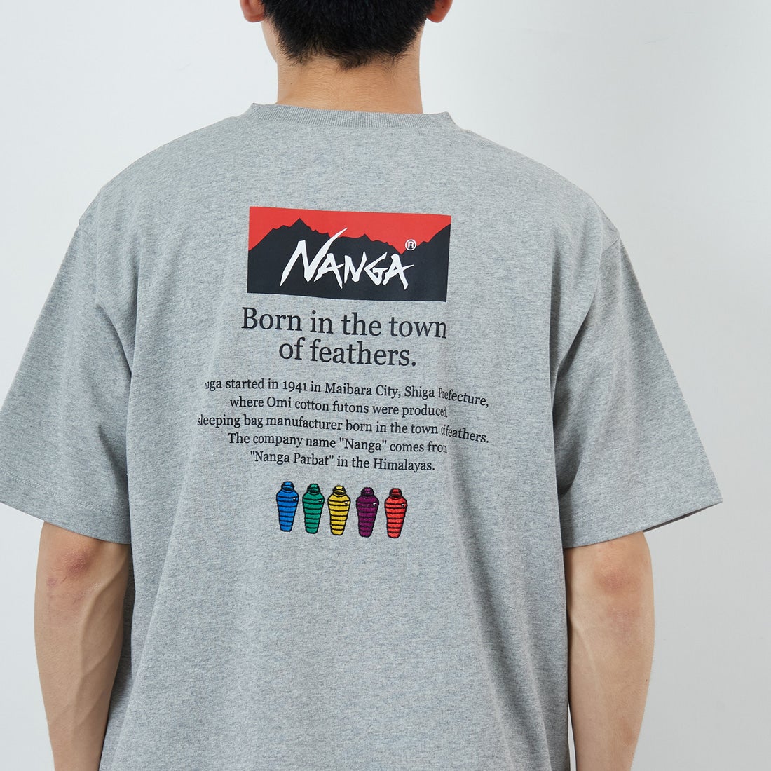 JEANSFACTORY × NANGA [ジーンズファクトリー × ナンガ] 別注 ヒストリーロゴ バックプリントTシャツ [NW26SS-JF2] GRAY &&モデル身長：168cm 着用サイズ：L&&