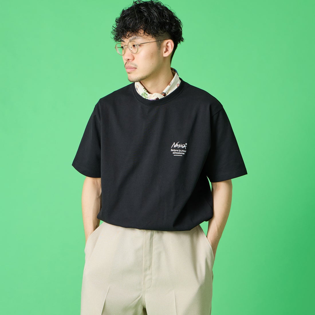 JEANSFACTORY × NANGA [ジーンズファクトリー × ナンガ] 別注 ヒストリーロゴ バックプリントTシャツ [NW26SS-JF2] BLACK &&モデル身長：168cm 着用サイズ：L&&