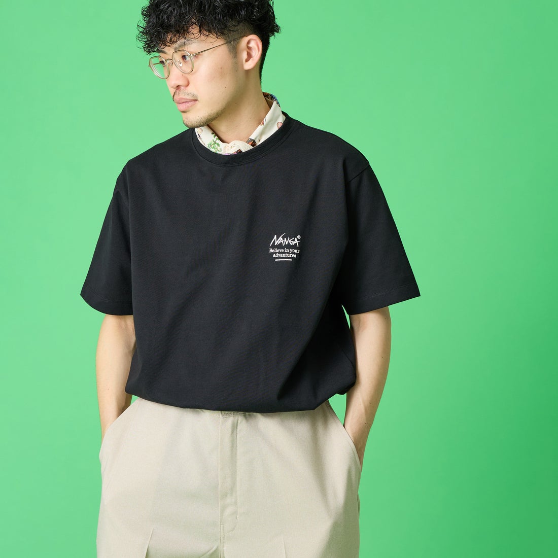 JEANSFACTORY × NANGA [ジーンズファクトリー × ナンガ] 別注 ヒストリーロゴ バックプリントTシャツ [NW26SS-JF2] BLACK &&モデル身長：168cm 着用サイズ：L&&