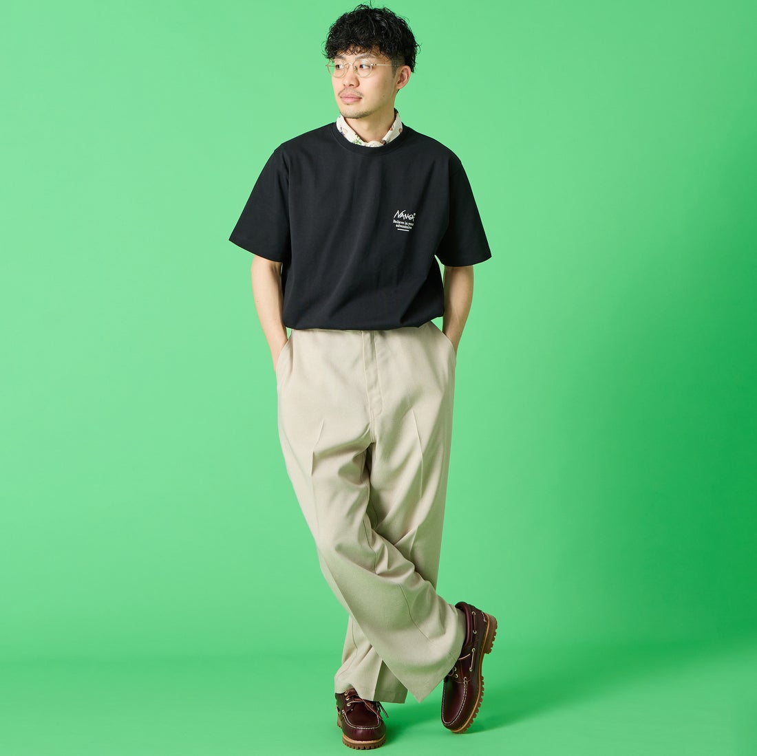 JEANSFACTORY × NANGA [ジーンズファクトリー × ナンガ] 別注 ヒストリーロゴ バックプリントTシャツ [NW26SS-JF2] BLACK &&モデル身長：168cm 着用サイズ：L&&