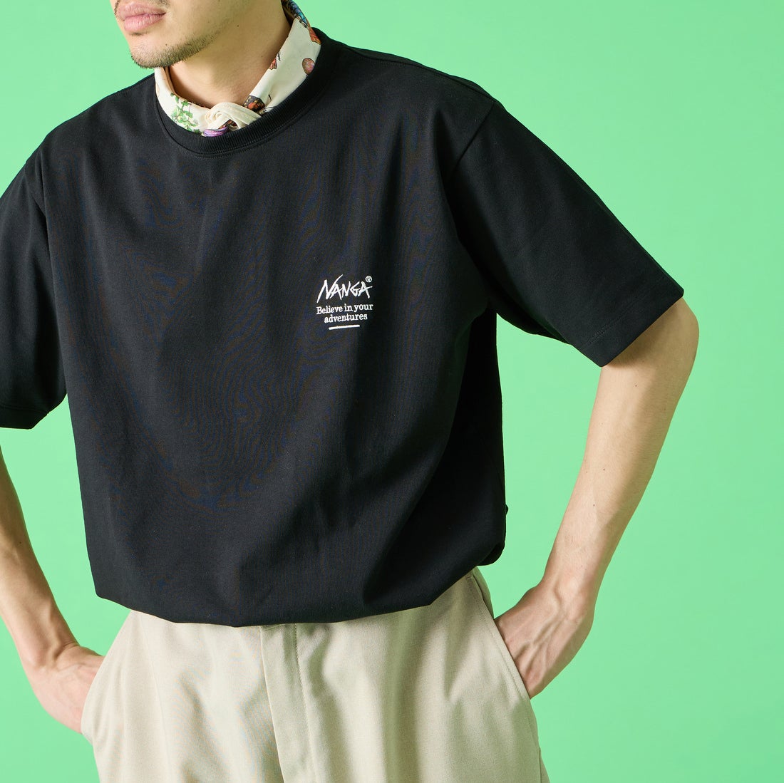 JEANSFACTORY × NANGA [ジーンズファクトリー × ナンガ] 別注 ヒストリーロゴ バックプリントTシャツ [NW26SS-JF2] BLACK &&モデル身長：168cm 着用サイズ：L&&