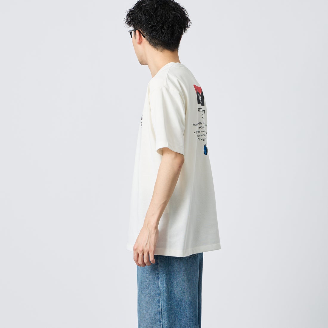 JEANSFACTORY × NANGA [ジーンズファクトリー × ナンガ] 別注 ヒストリーロゴ バックプリントTシャツ [NW26SS-JF2] WHITE &&モデル身長：167cm 着用サイズ：XL&&
