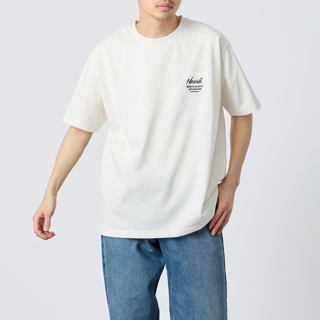 JEANSFACTORY × NANGA [ジーンズファクトリー × ナンガ] 別注 ヒストリーロゴ バックプリントTシャツ [NW26SS-JF2] WHITE &&モデル身長：167cm 着用サイズ：XL&&