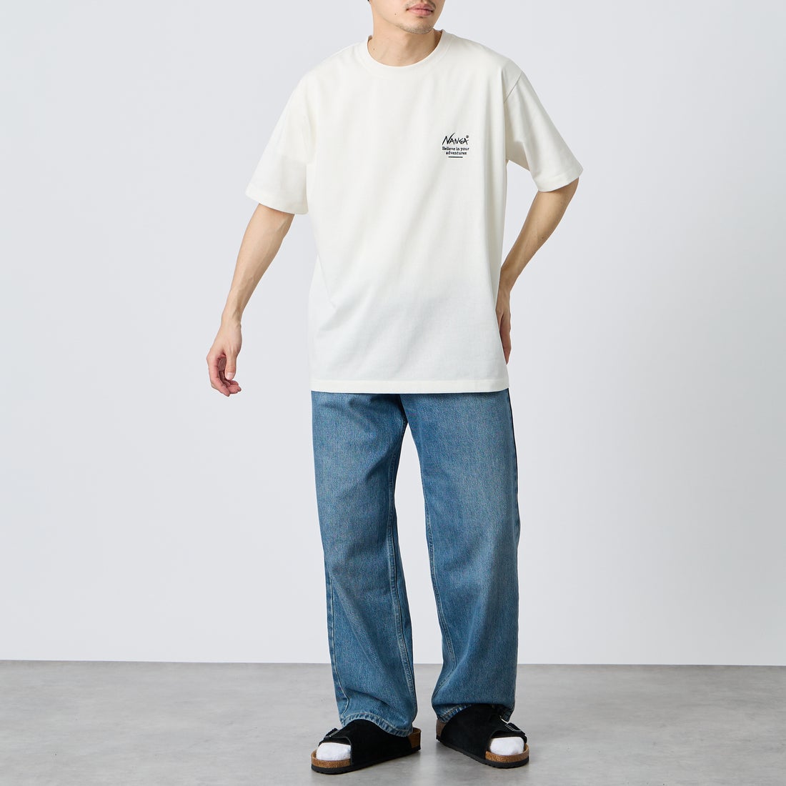 JEANSFACTORY × NANGA [ジーンズファクトリー × ナンガ] 別注 ヒストリーロゴ バックプリントTシャツ [NW26SS-JF2] WHITE &&モデル身長：167cm 着用サイズ：XL&&