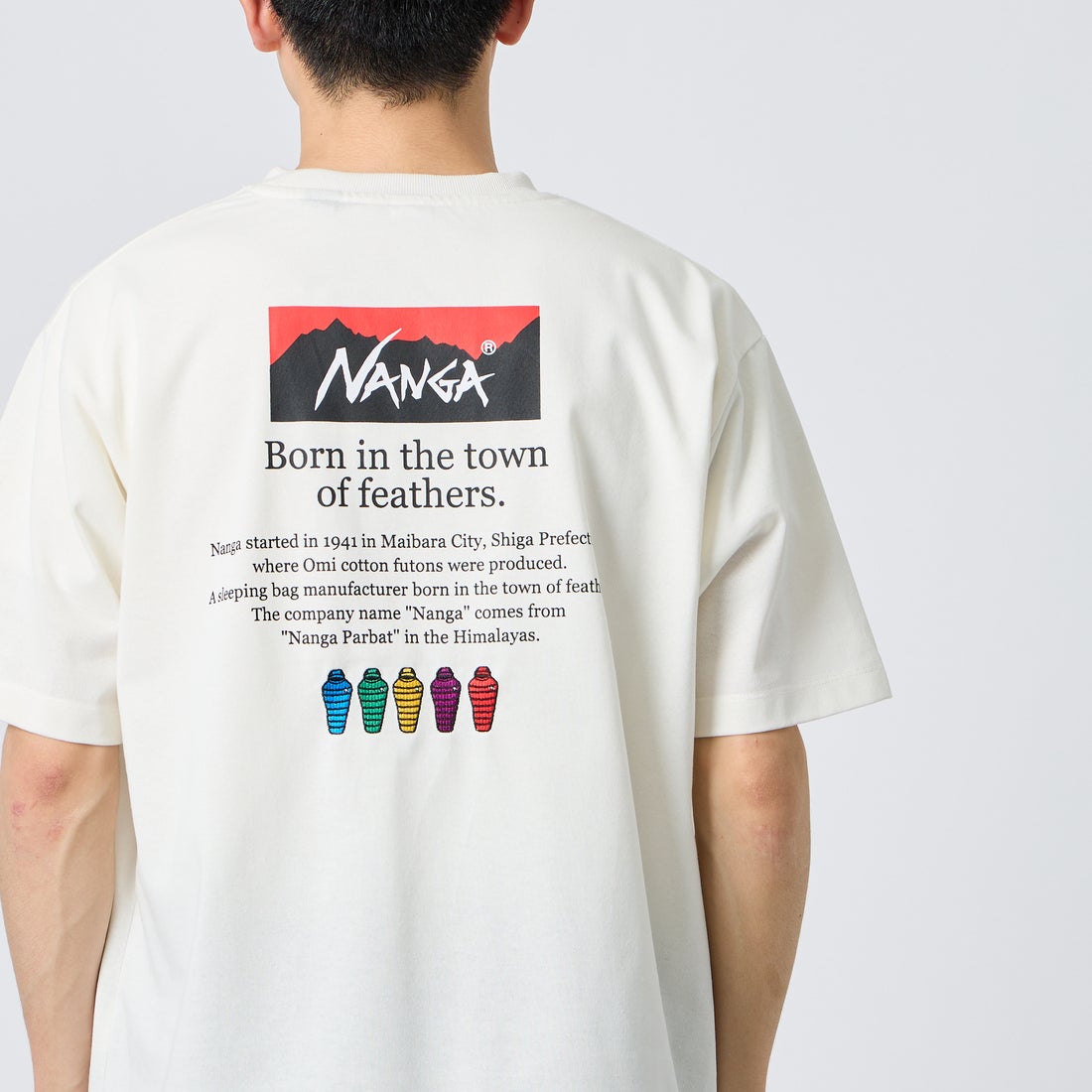 JEANSFACTORY × NANGA [ジーンズファクトリー × ナンガ] 別注 ヒストリーロゴ バックプリントTシャツ [NW26SS-JF2] WHITE &&モデル身長：167cm 着用サイズ：XL&&