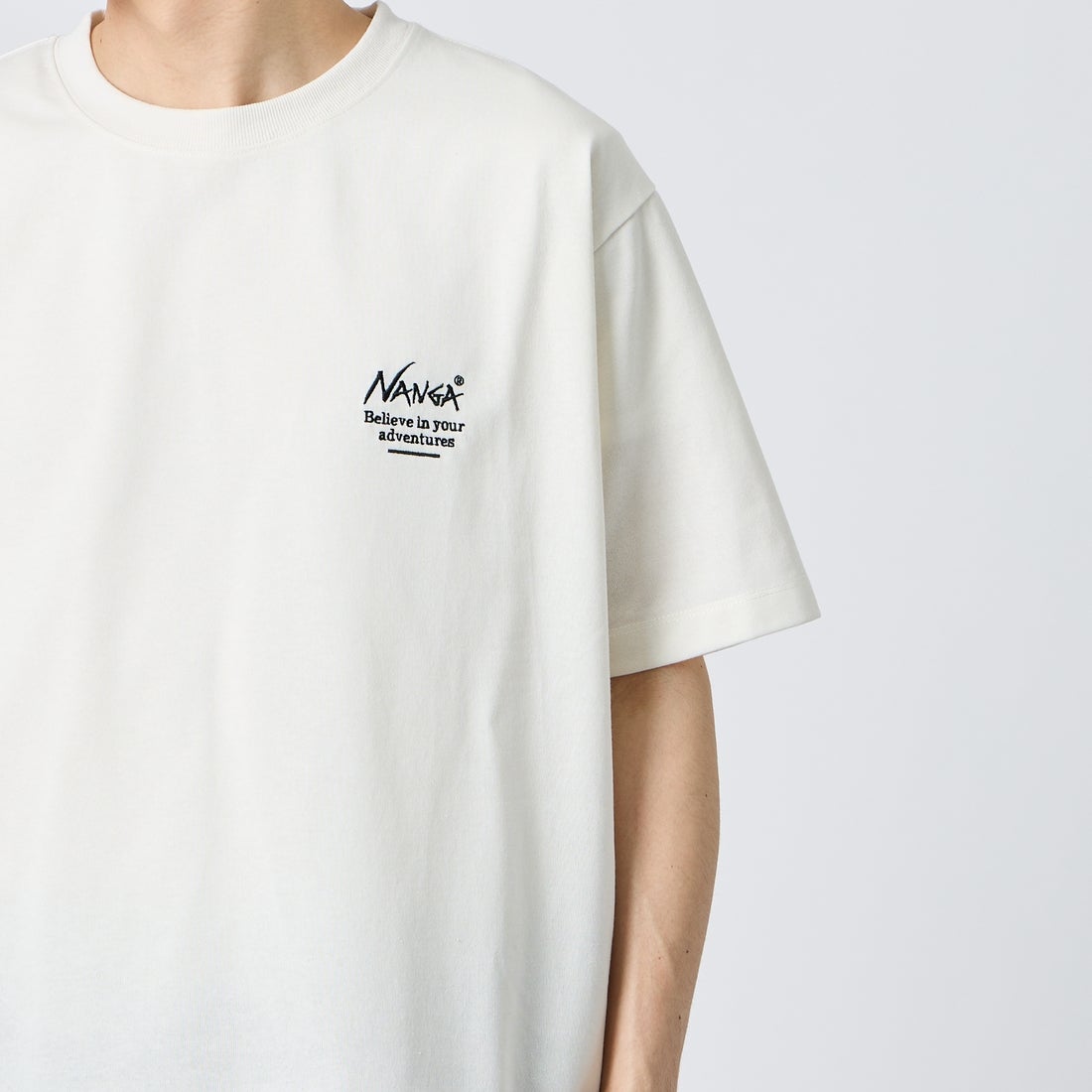 JEANSFACTORY × NANGA [ジーンズファクトリー × ナンガ] 別注 ヒストリーロゴ バックプリントTシャツ [NW26SS-JF2] WHITE &&モデル身長：167cm 着用サイズ：XL&&