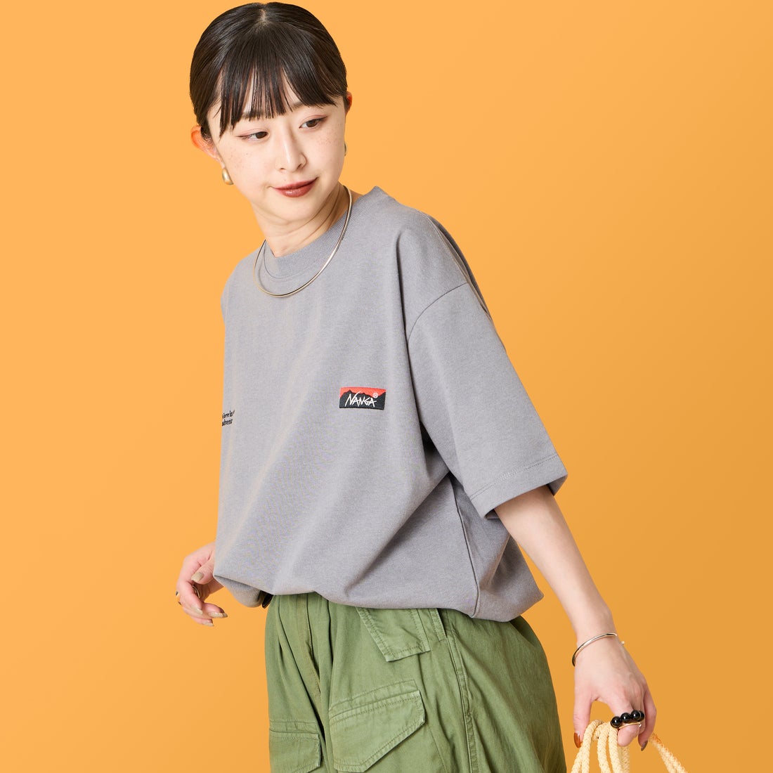 JEANSFACTORY × NANGA [ジーンズファクトリー × ナンガ] 別注 ブランドロゴ刺繍 ショートスリーブTシャツ [NW26SS-JF3] CHARCOAL &&モデル身長：150cm 着用サイズ：S&&