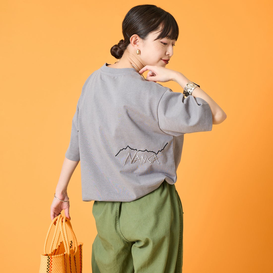 JEANSFACTORY × NANGA [ジーンズファクトリー × ナンガ] 別注 ブランドロゴ刺繍 ショートスリーブTシャツ [NW26SS-JF3] CHARCOAL &&モデル身長：150cm 着用サイズ：S&&