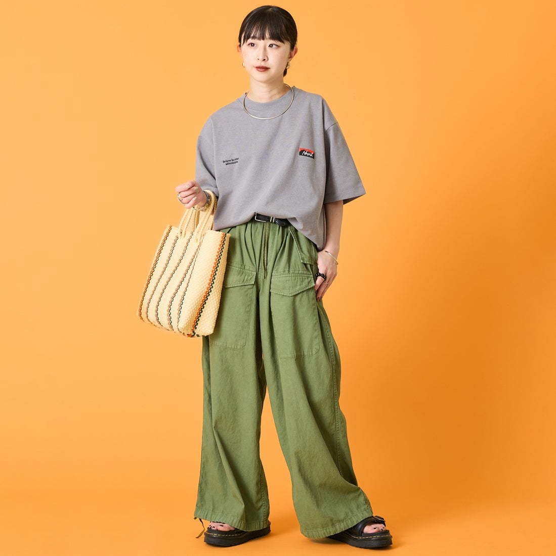 JEANSFACTORY × NANGA [ジーンズファクトリー × ナンガ] 別注 ブランドロゴ刺繍 ショートスリーブTシャツ [NW26SS-JF3] CHARCOAL &&モデル身長：150cm 着用サイズ：S&&