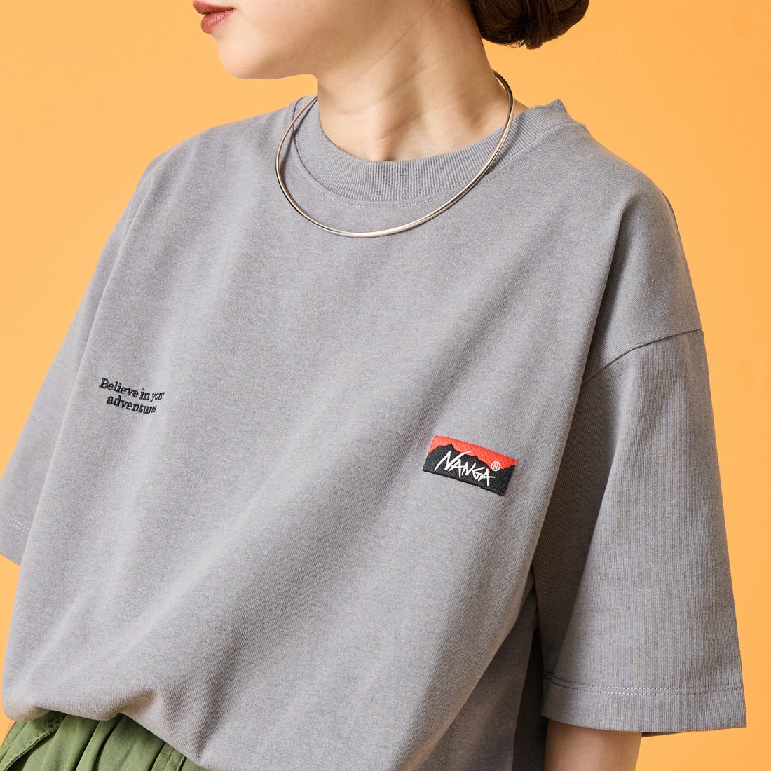 JEANSFACTORY × NANGA [ジーンズファクトリー × ナンガ] 別注 ブランドロゴ刺繍 ショートスリーブTシャツ [NW26SS-JF3] CHARCOAL &&モデル身長：150cm 着用サイズ：S&&