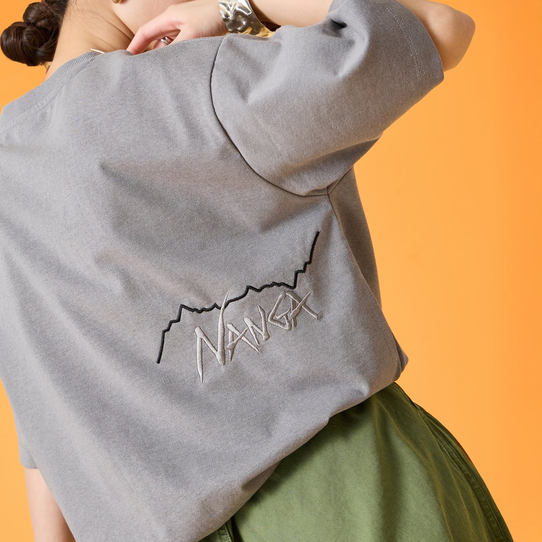 JEANSFACTORY × NANGA [ジーンズファクトリー × ナンガ] 別注 ブランドロゴ刺繍 ショートスリーブTシャツ [NW26SS-JF3] CHARCOAL &&モデル身長：150cm 着用サイズ：S&&