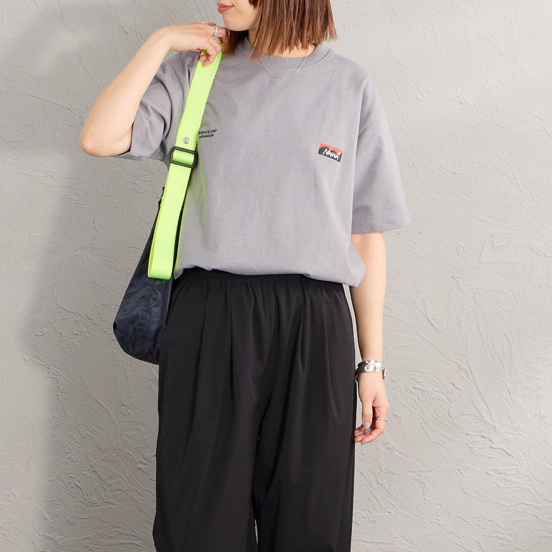 JEANSFACTORY × NANGA [ジーンズファクトリー × ナンガ] 別注 ブランドロゴ刺繍 ショートスリーブTシャツ [NW26SS-JF3] CHARCOAL &&モデル身長：159cm 着用サイズ：S&&