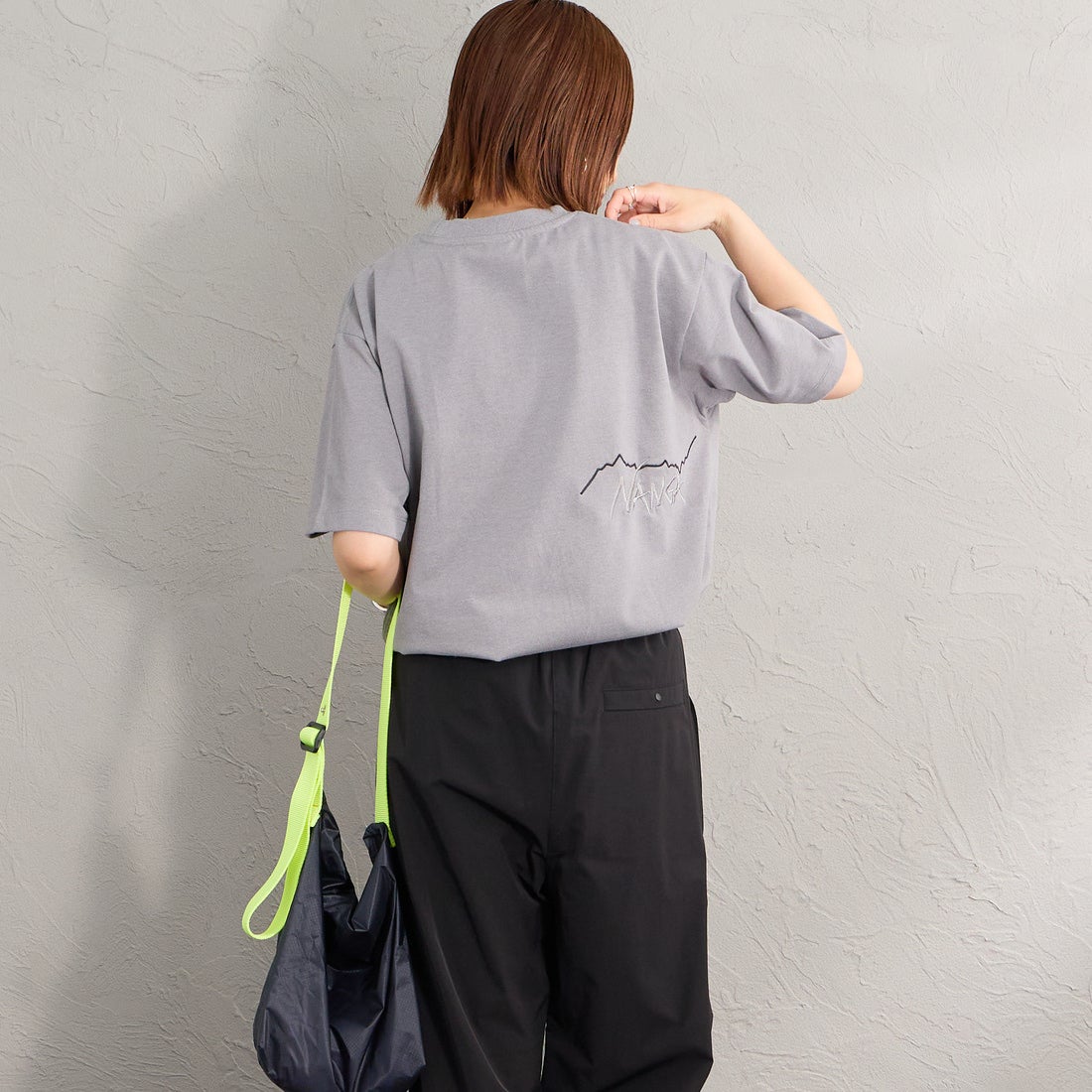 JEANSFACTORY × NANGA [ジーンズファクトリー × ナンガ] 別注 ブランドロゴ刺繍 ショートスリーブTシャツ [NW26SS-JF3] CHARCOAL &&モデル身長：159cm 着用サイズ：S&&