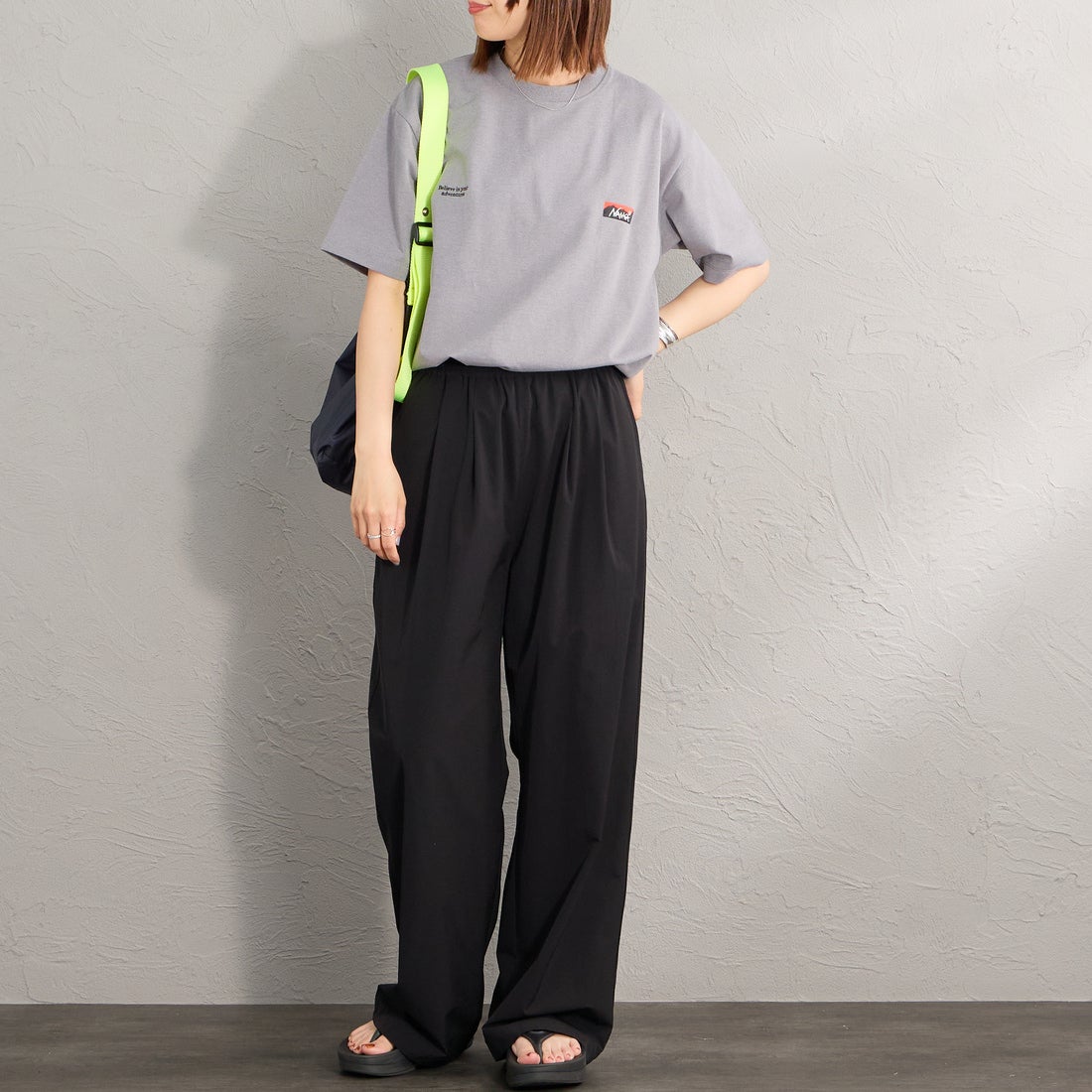 JEANSFACTORY × NANGA [ジーンズファクトリー × ナンガ] 別注 ブランドロゴ刺繍 ショートスリーブTシャツ [NW26SS-JF3] CHARCOAL &&モデル身長：159cm 着用サイズ：S&&