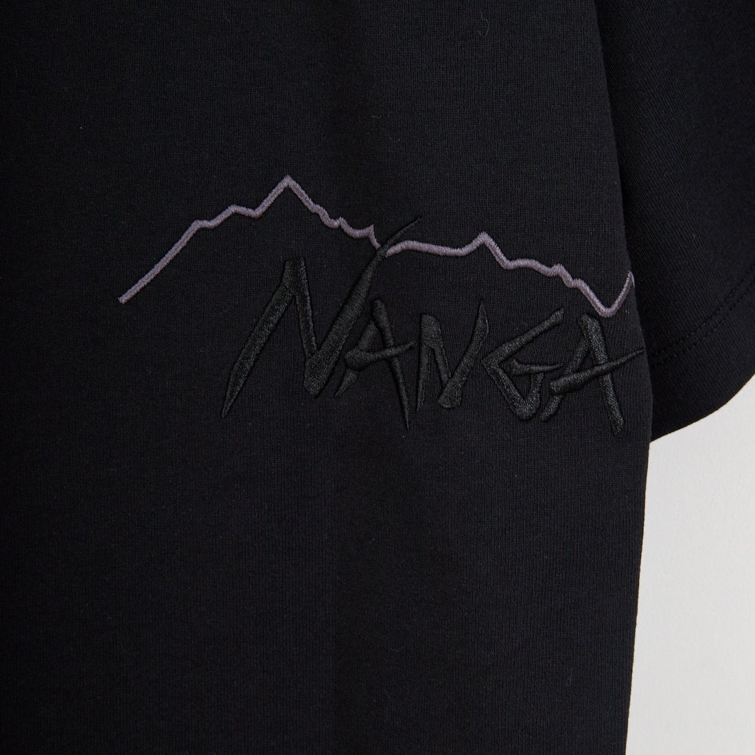 JEANSFACTORY × NANGA [ジーンズファクトリー × ナンガ] 別注 ブランドロゴ刺繍 ショートスリーブTシャツ [NW26SS-JF3] BLACK