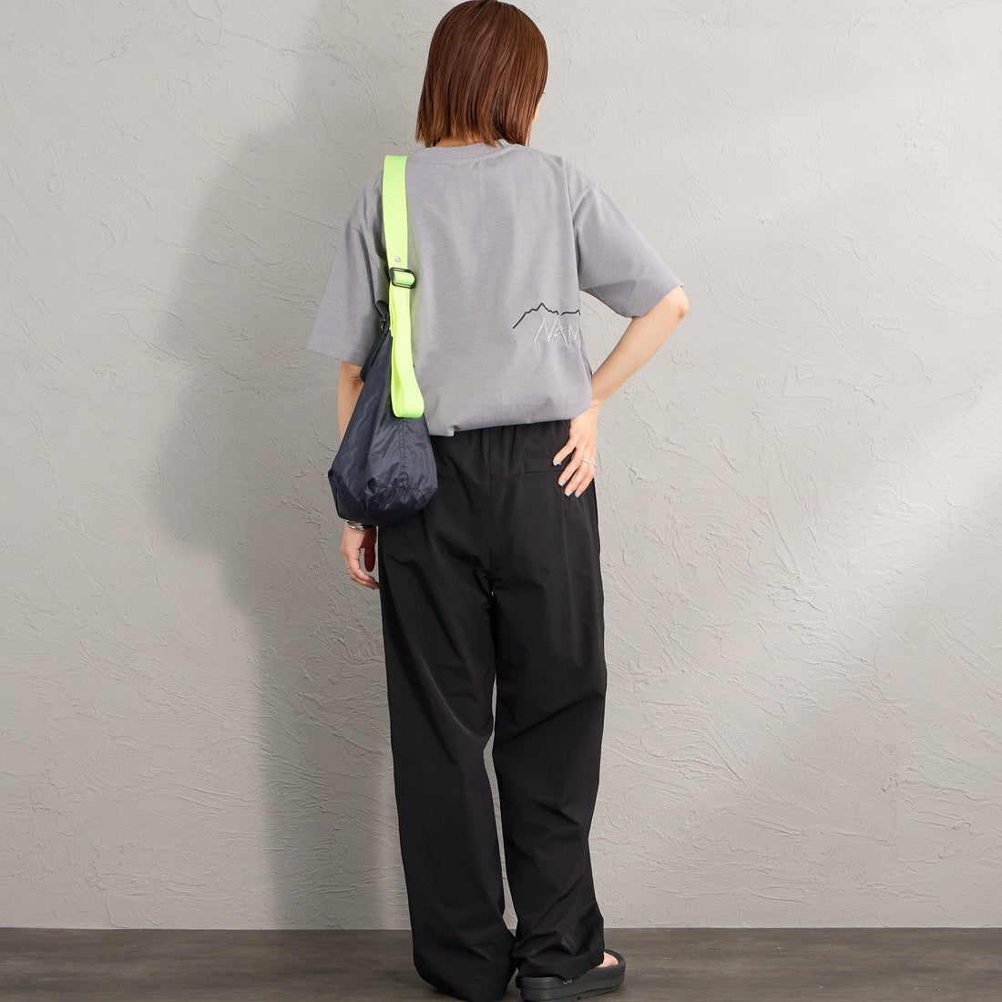 JEANSFACTORY × NANGA [ジーンズファクトリー × ナンガ] 別注 ブランドロゴ刺繍 ショートスリーブTシャツ [NW26SS-JF3] CHARCOAL &&モデル身長：159cm 着用サイズ：S&&
