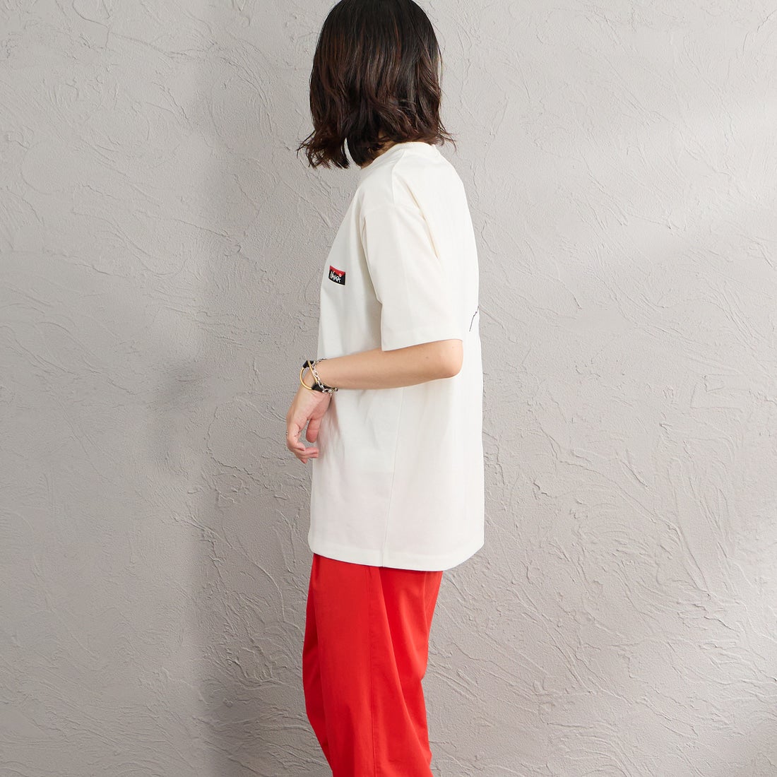 JEANSFACTORY × NANGA [ジーンズファクトリー × ナンガ] 別注 ブランドロゴ刺繍 ショートスリーブTシャツ [NW26SS-JF3] WHITE &&モデル身長：160cm 着用サイズ：S&&