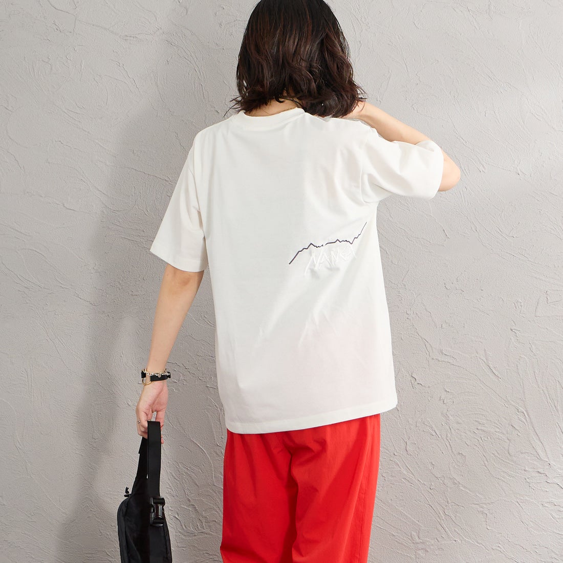JEANSFACTORY × NANGA [ジーンズファクトリー × ナンガ] 別注 ブランドロゴ刺繍 ショートスリーブTシャツ [NW26SS-JF3] WHITE &&モデル身長：160cm 着用サイズ：S&&