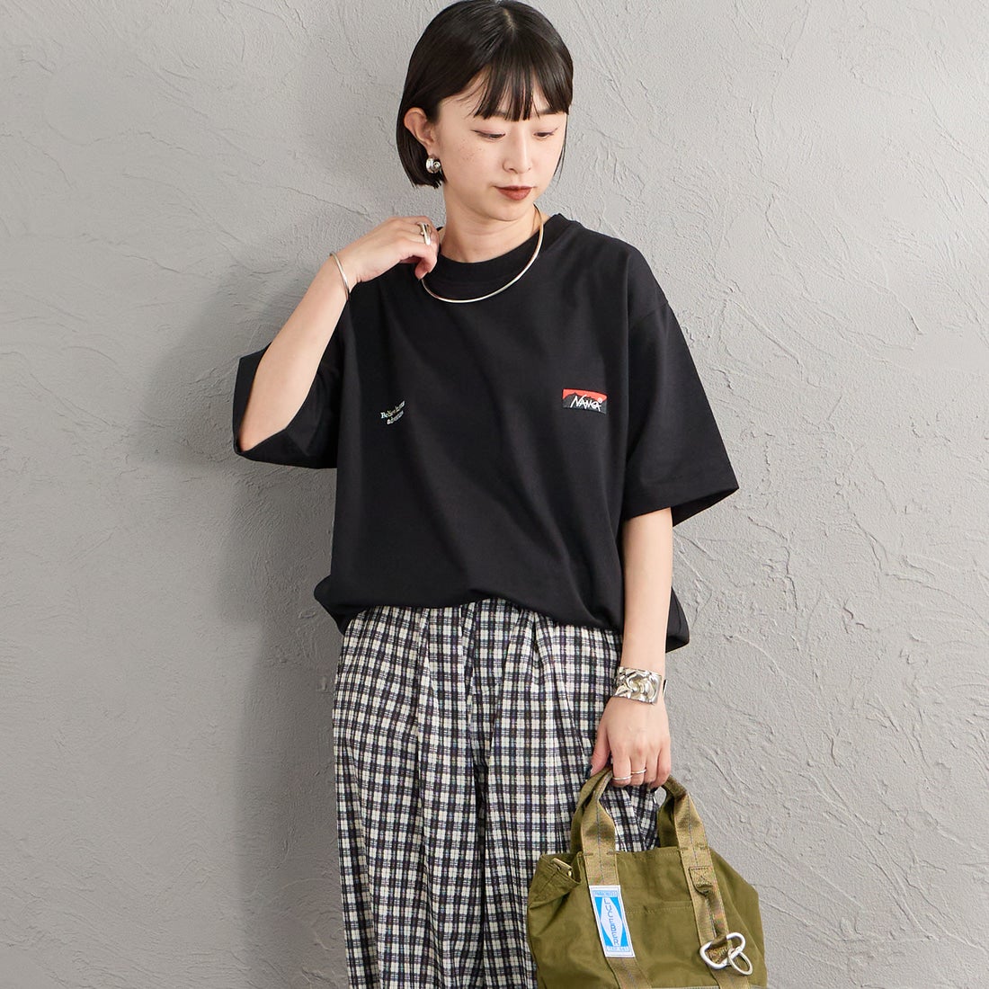 JEANSFACTORY × NANGA [ジーンズファクトリー × ナンガ] 別注 ブランドロゴ刺繍 ショートスリーブTシャツ [NW26SS-JF3] BLACK &&モデル身長：150cm 着用サイズ：S&&