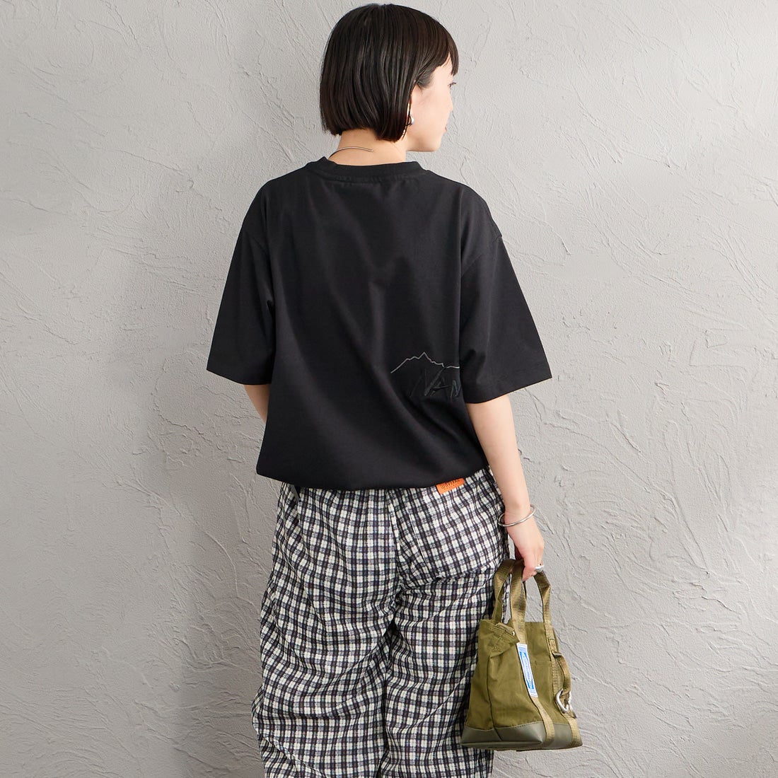 JEANSFACTORY × NANGA [ジーンズファクトリー × ナンガ] 別注 ブランドロゴ刺繍 ショートスリーブTシャツ [NW26SS-JF3] BLACK &&モデル身長：150cm 着用サイズ：S&&