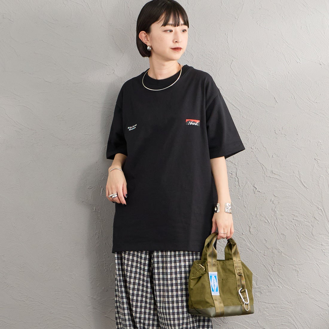 JEANSFACTORY × NANGA [ジーンズファクトリー × ナンガ] 別注 ブランドロゴ刺繍 ショートスリーブTシャツ [NW26SS-JF3] BLACK &&モデル身長：150cm 着用サイズ：S&&