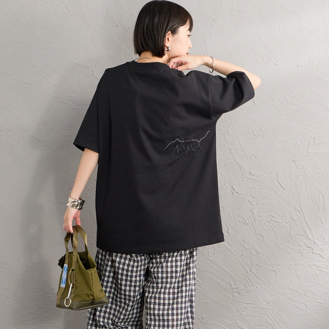 JEANSFACTORY × NANGA [ジーンズファクトリー × ナンガ] 別注 ブランドロゴ刺繍 ショートスリーブTシャツ [NW26SS-JF3] BLACK &&モデル身長：150cm 着用サイズ：S&&