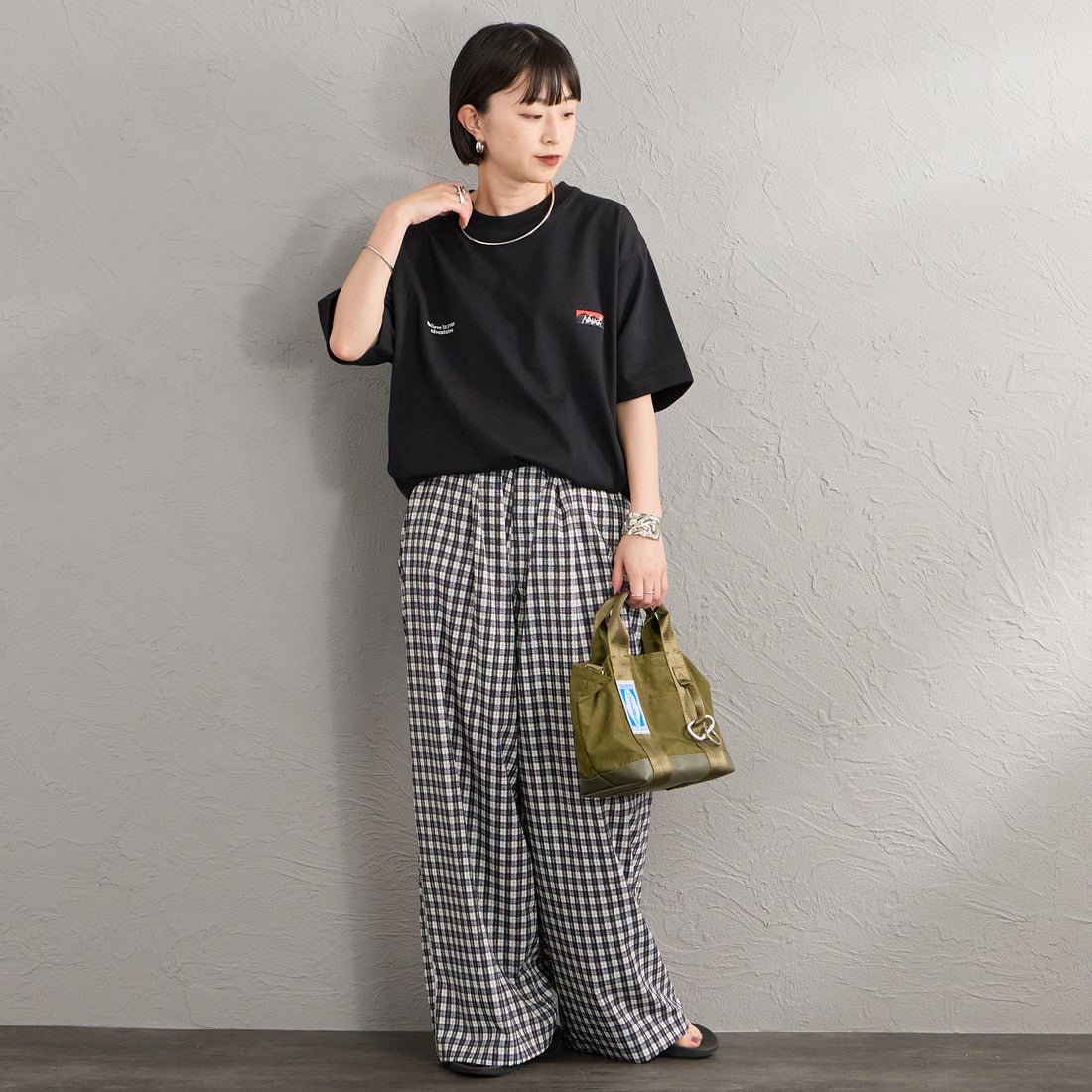 JEANSFACTORY × NANGA [ジーンズファクトリー × ナンガ] 別注 ブランドロゴ刺繍 ショートスリーブTシャツ [NW26SS-JF3] BLACK &&モデル身長：150cm 着用サイズ：S&&