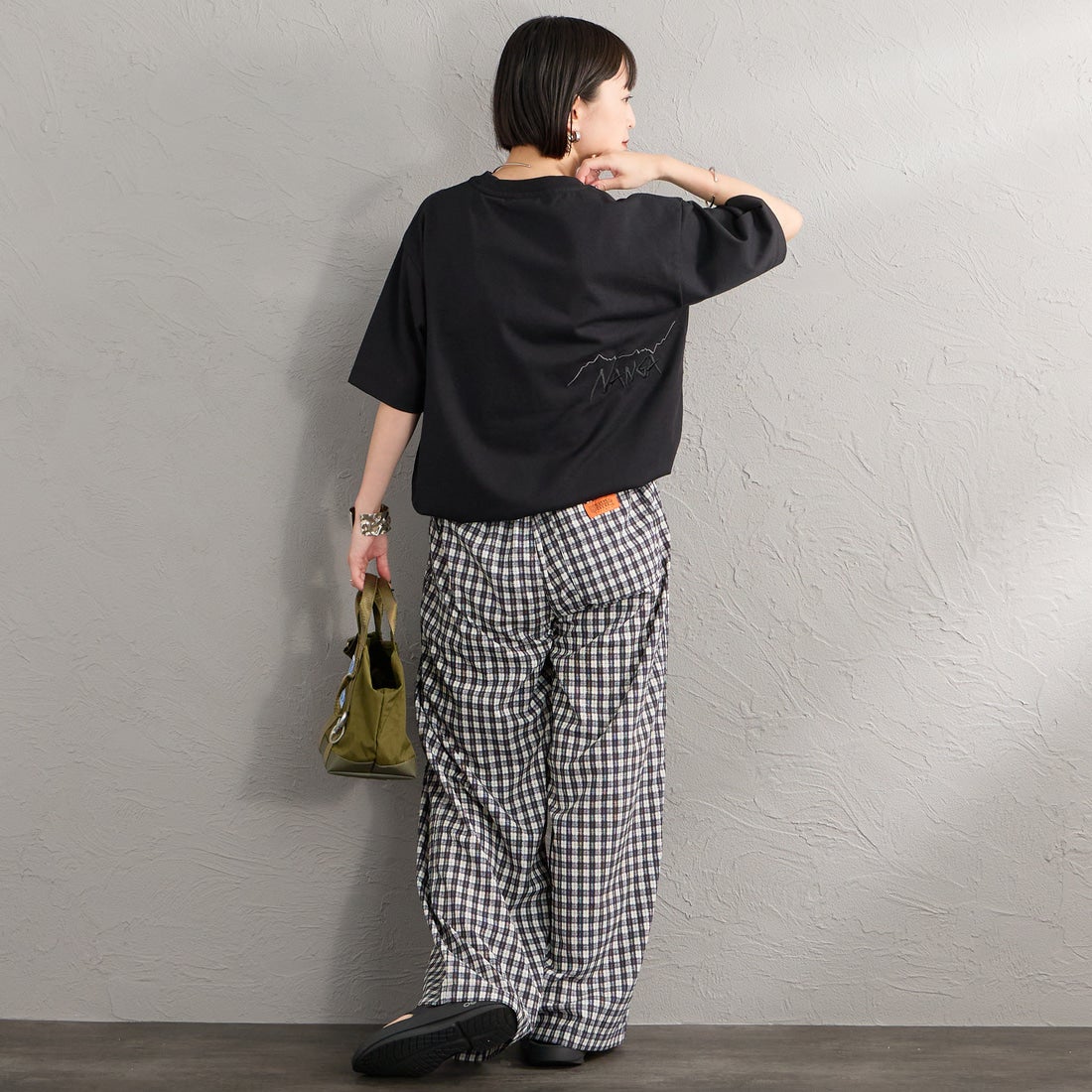 JEANSFACTORY × NANGA [ジーンズファクトリー × ナンガ] 別注 ブランドロゴ刺繍 ショートスリーブTシャツ [NW26SS-JF3] BLACK &&モデル身長：150cm 着用サイズ：S&&