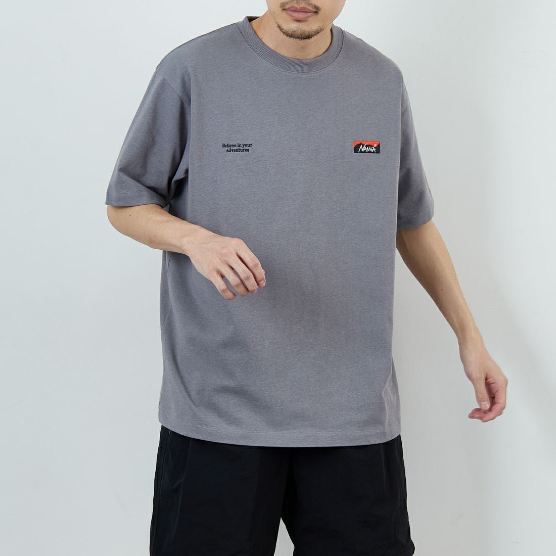 JEANSFACTORY × NANGA [ジーンズファクトリー × ナンガ] 別注 ブランドロゴ刺繍 ショートスリーブTシャツ [NW26SS-JF3] CHARCOAL &&モデル身長：168cm 着用サイズ：L&&