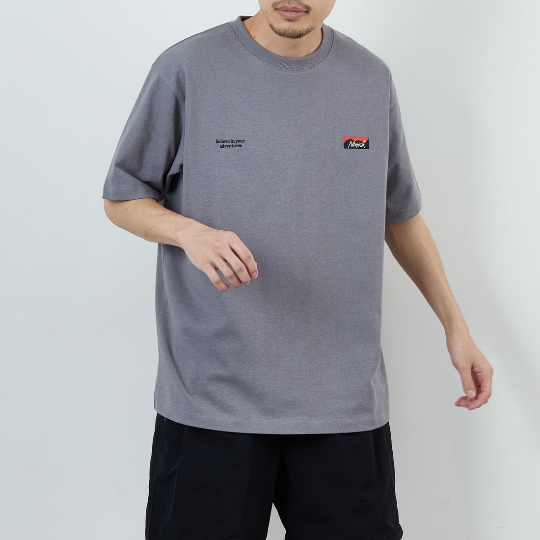 JEANSFACTORY × NANGA [ジーンズファクトリー × ナンガ] 別注 ブランドロゴ刺繍 ショートスリーブTシャツ [NW26SS-JF3] CHARCOAL &&モデル身長：168cm 着用サイズ：L&&