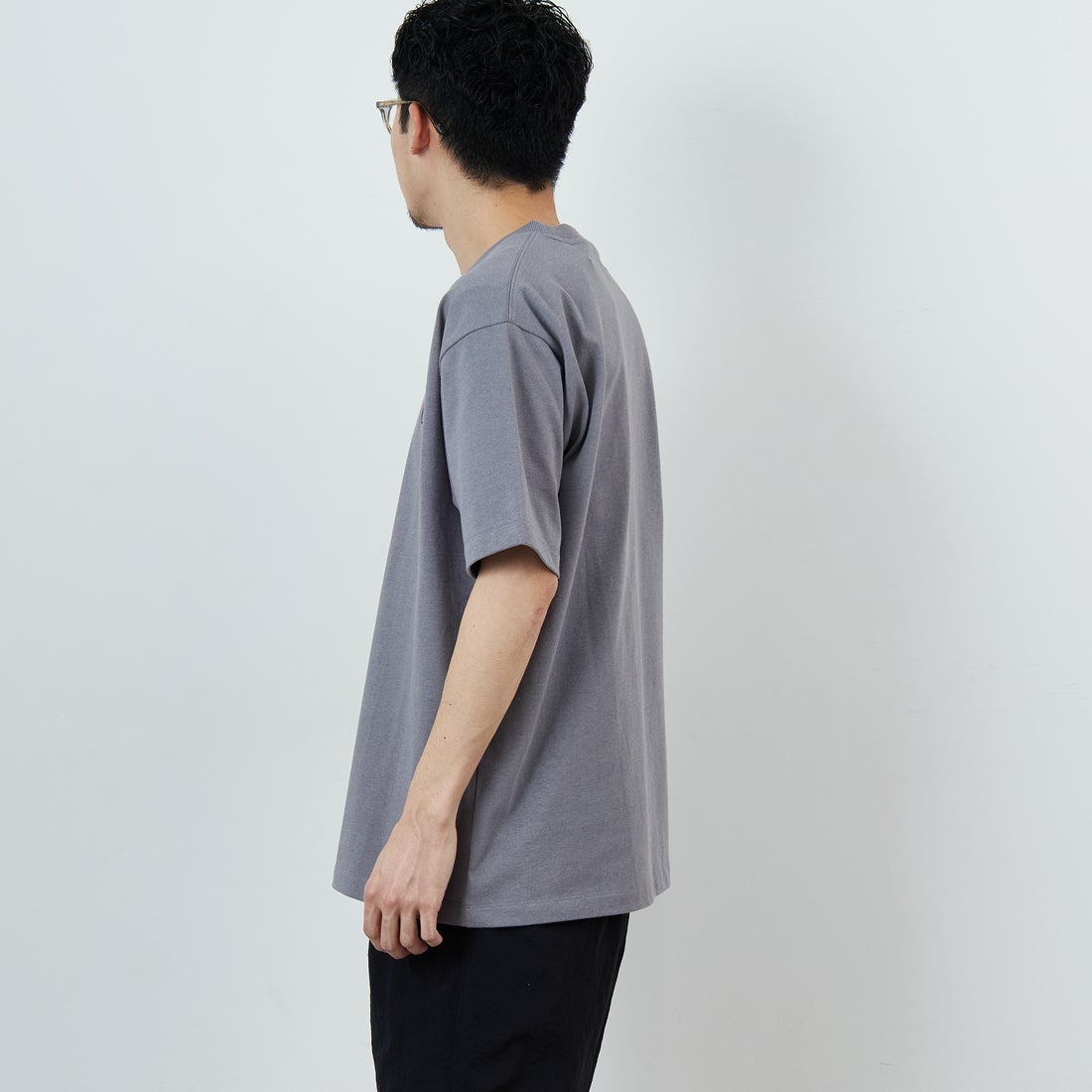 JEANSFACTORY × NANGA [ジーンズファクトリー × ナンガ] 別注 ブランドロゴ刺繍 ショートスリーブTシャツ [NW26SS-JF3] CHARCOAL &&モデル身長：168cm 着用サイズ：L&&