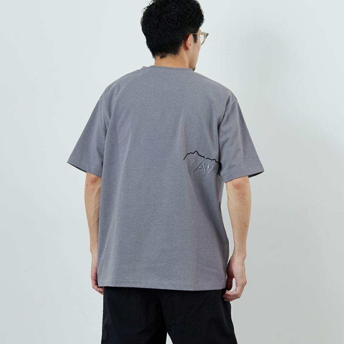JEANSFACTORY × NANGA [ジーンズファクトリー × ナンガ] 別注 ブランドロゴ刺繍 ショートスリーブTシャツ [NW26SS-JF3] CHARCOAL &&モデル身長：168cm 着用サイズ：L&&