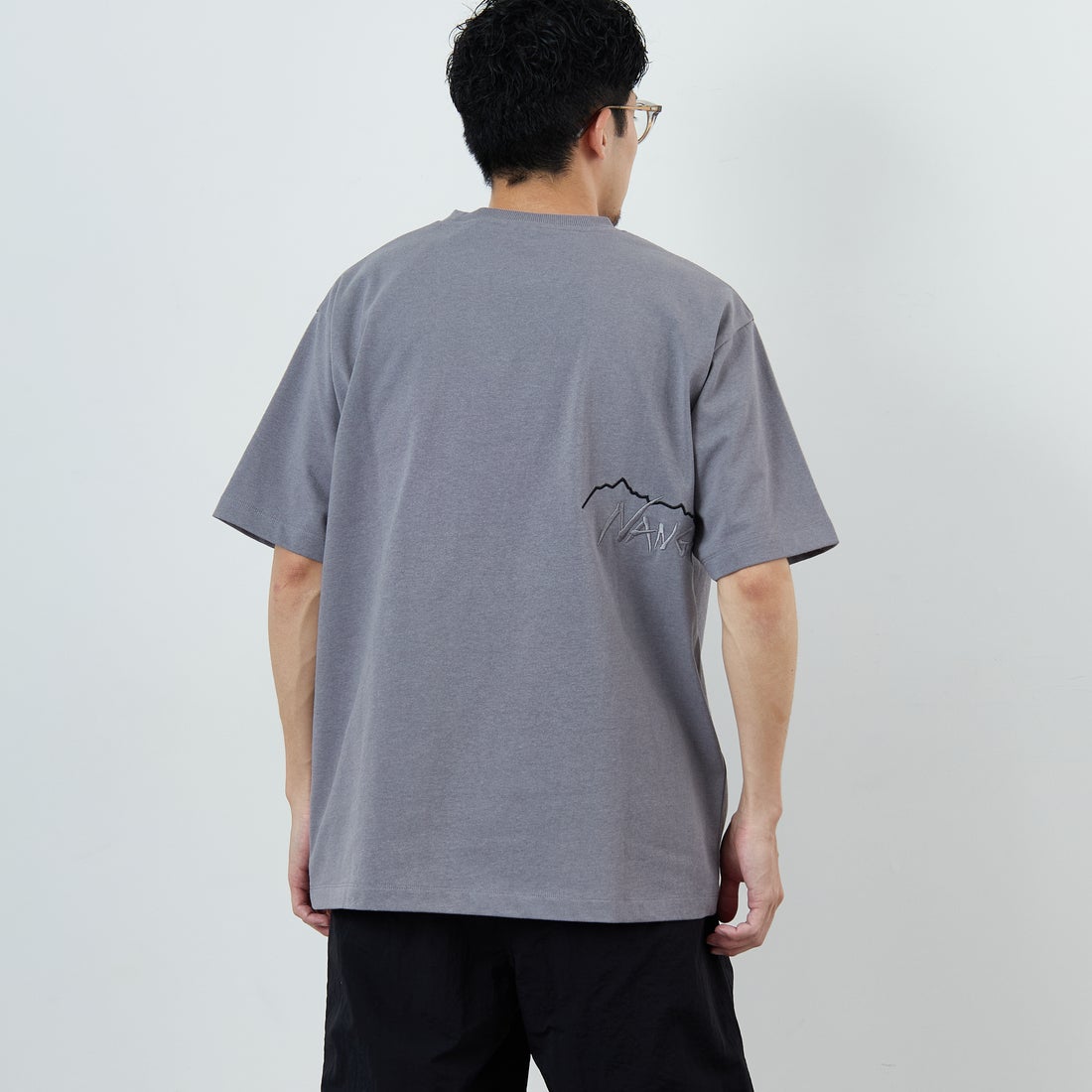 JEANSFACTORY × NANGA [ジーンズファクトリー × ナンガ] 別注 ブランドロゴ刺繍 ショートスリーブTシャツ [NW26SS-JF3] CHARCOAL &&モデル身長：168cm 着用サイズ：L&&