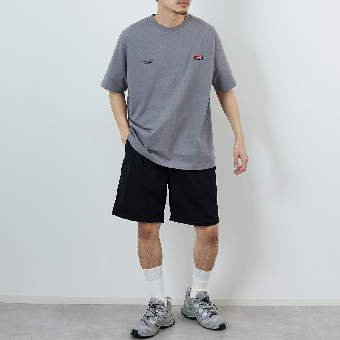 JEANSFACTORY × NANGA [ジーンズファクトリー × ナンガ] 別注 ブランドロゴ刺繍 ショートスリーブTシャツ [NW26SS-JF3] CHARCOAL &&モデル身長：168cm 着用サイズ：L&&