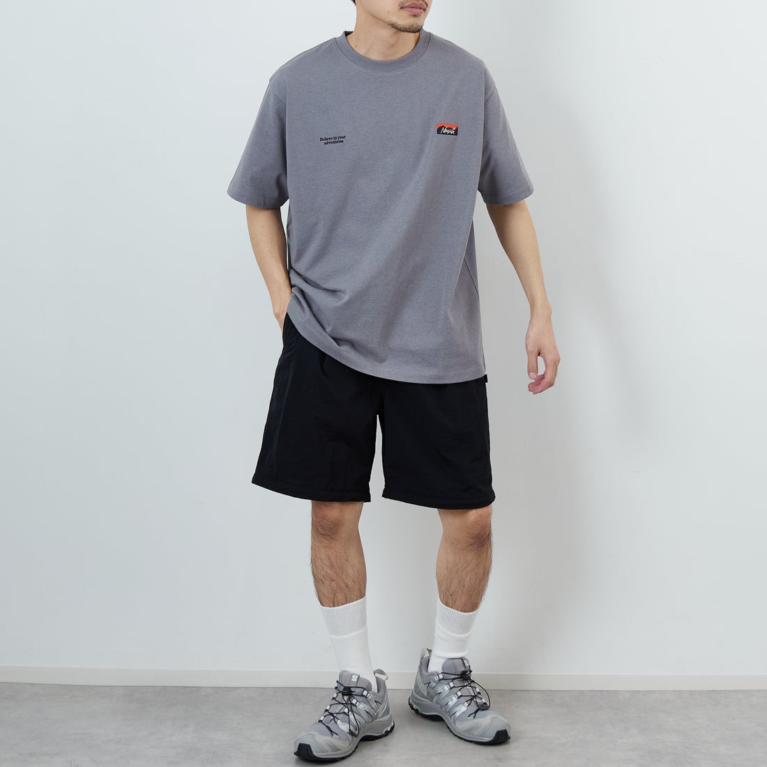 JEANSFACTORY × NANGA [ジーンズファクトリー × ナンガ] 別注 ブランドロゴ刺繍 ショートスリーブTシャツ [NW26SS-JF3] CHARCOAL &&モデル身長：168cm 着用サイズ：L&&