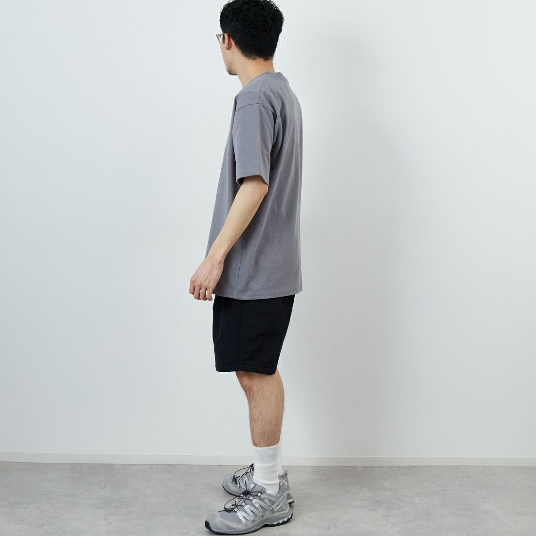 JEANSFACTORY × NANGA [ジーンズファクトリー × ナンガ] 別注 ブランドロゴ刺繍 ショートスリーブTシャツ [NW26SS-JF3] CHARCOAL &&モデル身長：168cm 着用サイズ：L&&