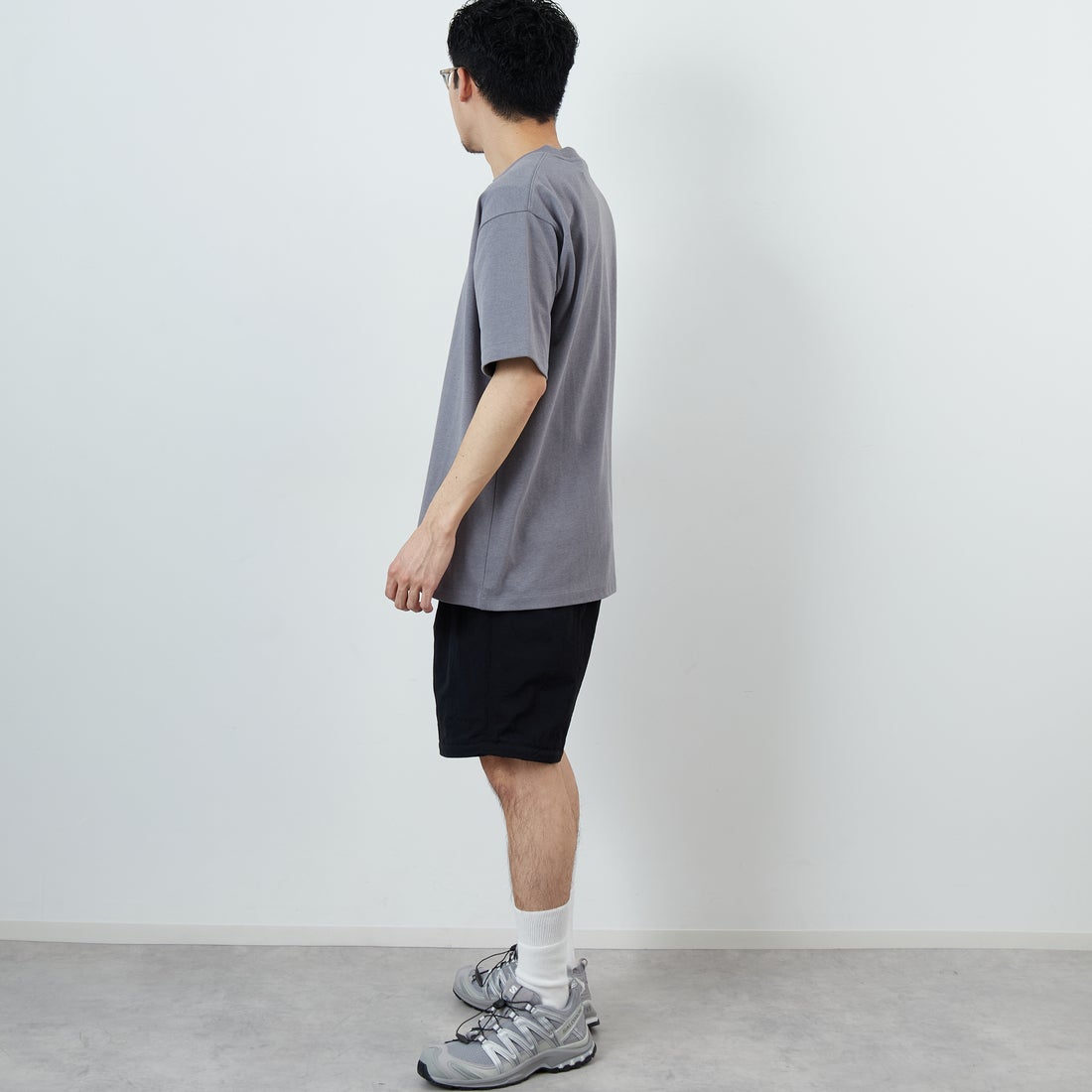 JEANSFACTORY × NANGA [ジーンズファクトリー × ナンガ] 別注 ブランドロゴ刺繍 ショートスリーブTシャツ [NW26SS-JF3] CHARCOAL &&モデル身長：168cm 着用サイズ：L&&