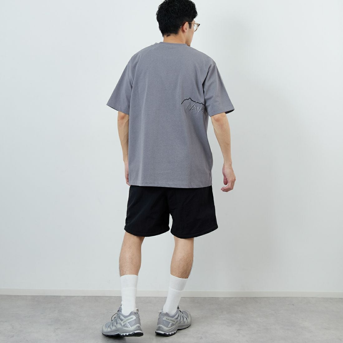 JEANSFACTORY × NANGA [ジーンズファクトリー × ナンガ] 別注 ブランドロゴ刺繍 ショートスリーブTシャツ [NW26SS-JF3] CHARCOAL &&モデル身長：168cm 着用サイズ：L&&