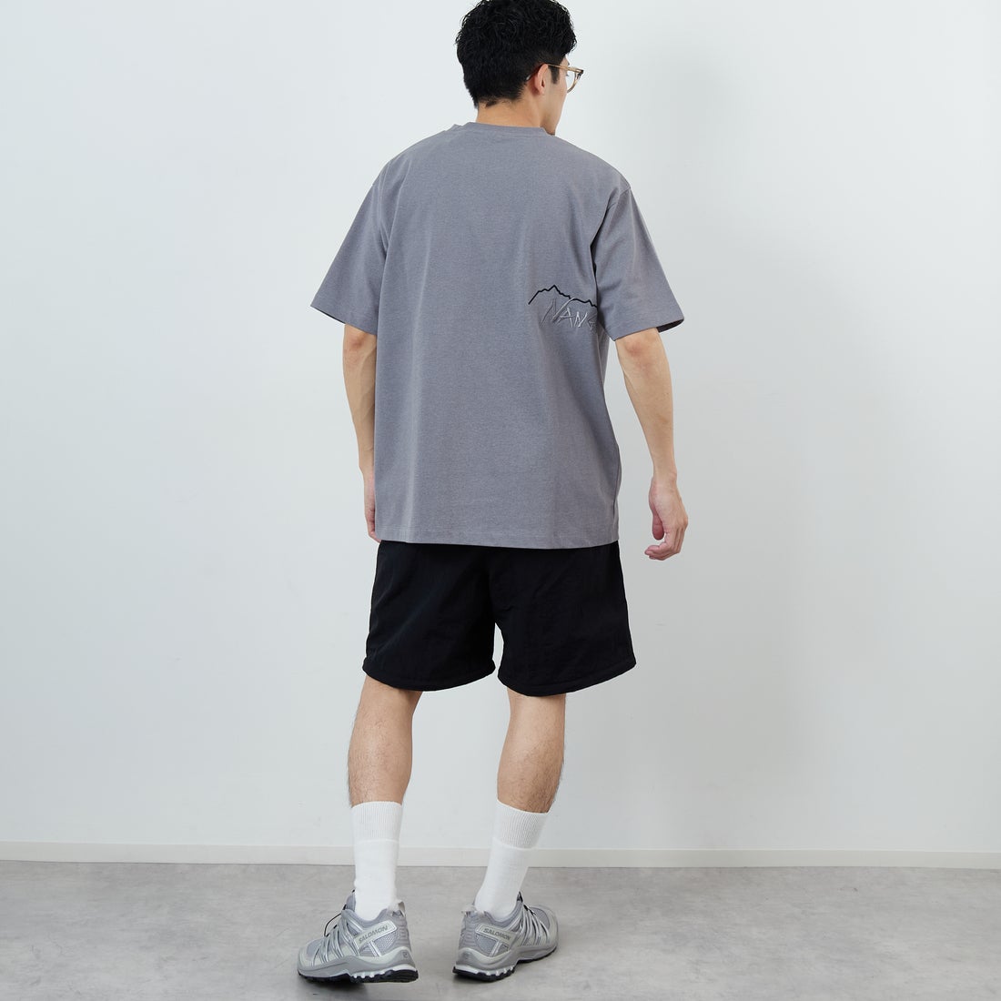 JEANSFACTORY × NANGA [ジーンズファクトリー × ナンガ] 別注 ブランドロゴ刺繍 ショートスリーブTシャツ [NW26SS-JF3] CHARCOAL &&モデル身長：168cm 着用サイズ：L&&