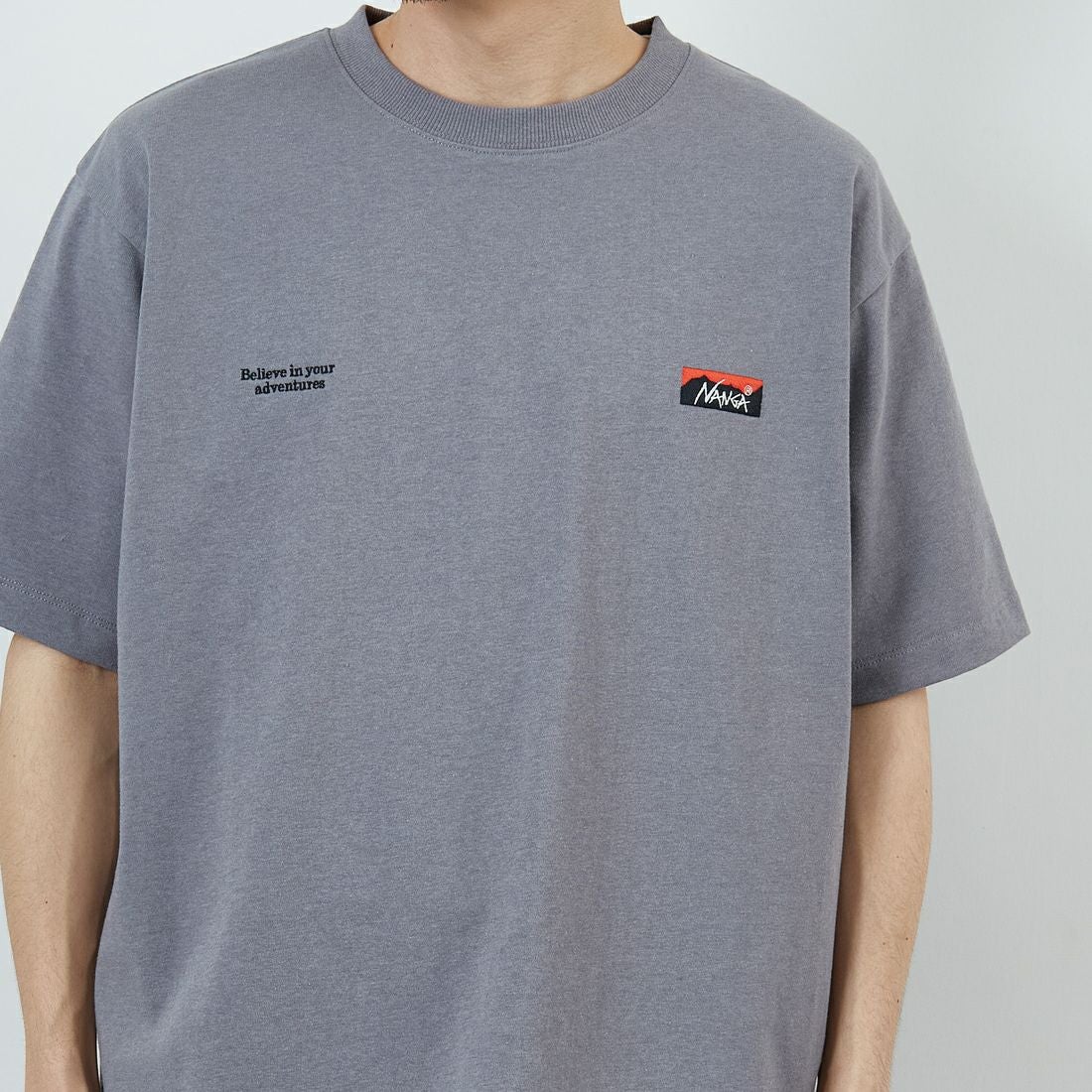 JEANSFACTORY × NANGA [ジーンズファクトリー × ナンガ] 別注 ブランドロゴ刺繍 ショートスリーブTシャツ [NW26SS-JF3] CHARCOAL &&モデル身長：168cm 着用サイズ：L&&