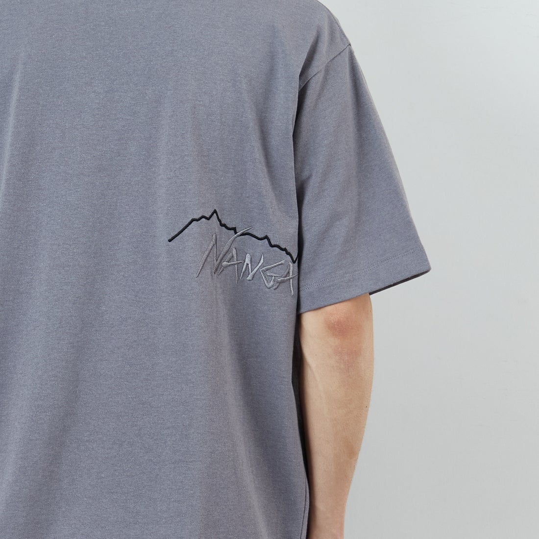 JEANSFACTORY × NANGA [ジーンズファクトリー × ナンガ] 別注 ブランドロゴ刺繍 ショートスリーブTシャツ [NW26SS-JF3] CHARCOAL &&モデル身長：168cm 着用サイズ：L&&