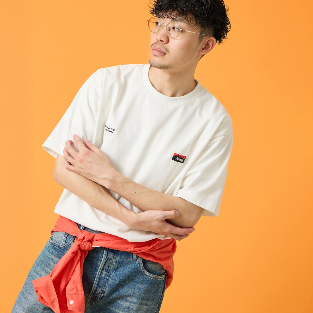 JEANSFACTORY × NANGA [ジーンズファクトリー × ナンガ] 別注 ブランドロゴ刺繍 ショートスリーブTシャツ [NW26SS-JF3] WHITE &&モデル身長：168cm 着用サイズ：L&&