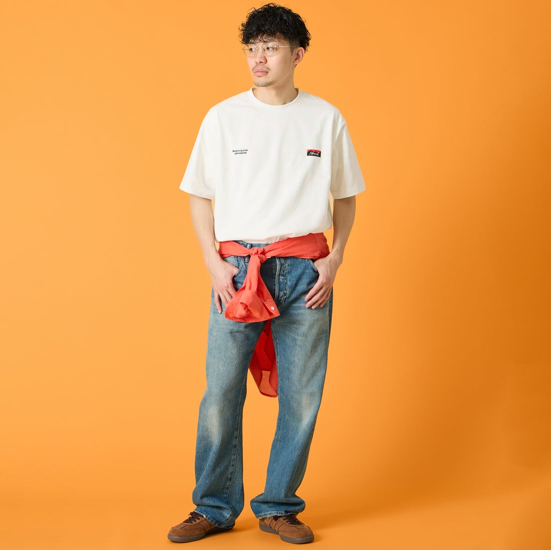 JEANSFACTORY × NANGA [ジーンズファクトリー × ナンガ] 別注 ブランドロゴ刺繍 ショートスリーブTシャツ [NW26SS-JF3] WHITE &&モデル身長：168cm 着用サイズ：L&&