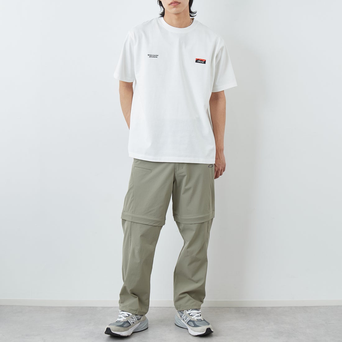 JEANSFACTORY × NANGA [ジーンズファクトリー × ナンガ] 別注 ブランドロゴ刺繍 ショートスリーブTシャツ [NW26SS-JF3] WHITE &&モデル身長：179cm 着用サイズ：L&&