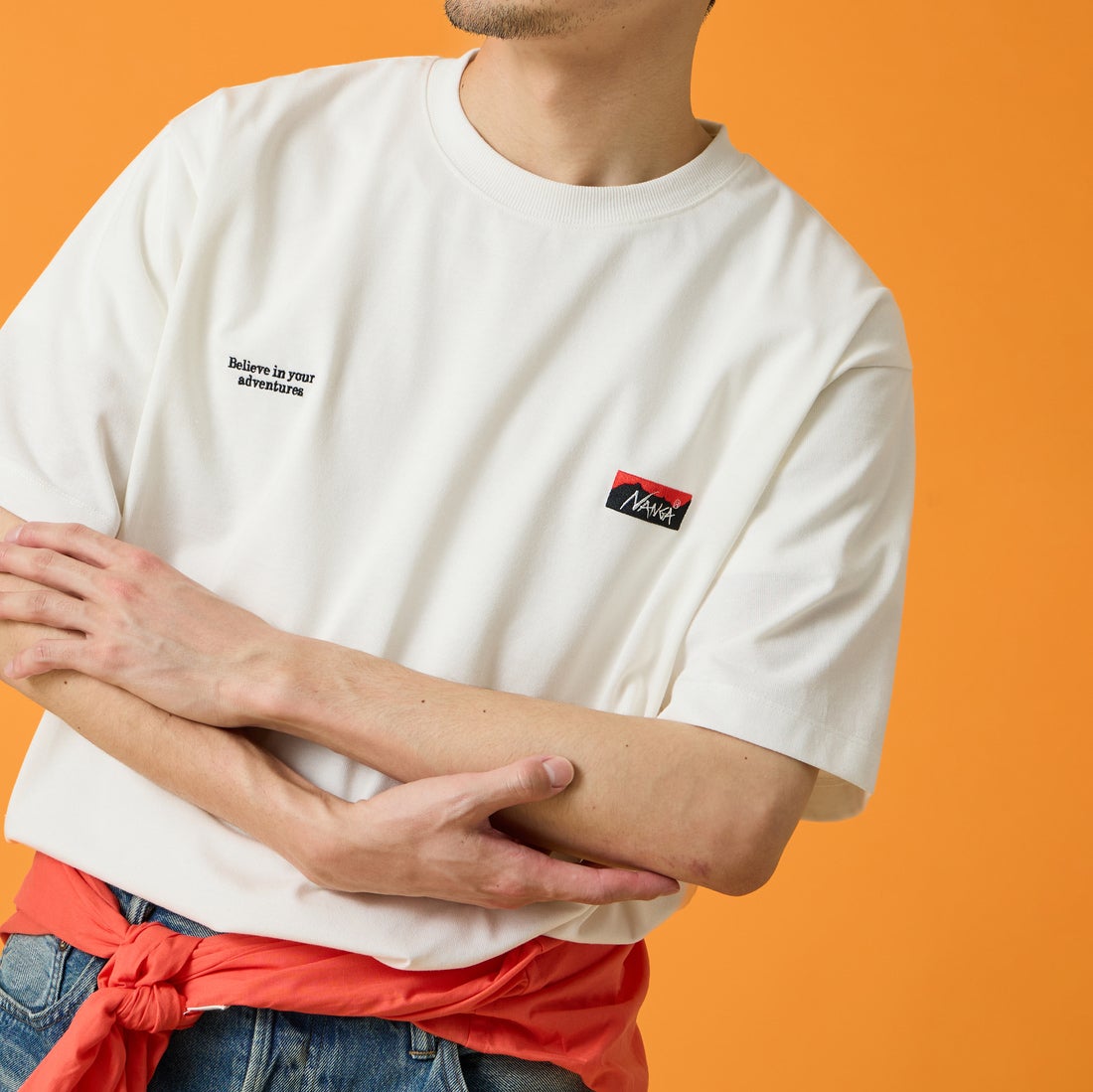 JEANSFACTORY × NANGA [ジーンズファクトリー × ナンガ] 別注 ブランドロゴ刺繍 ショートスリーブTシャツ [NW26SS-JF3] WHITE &&モデル身長：168cm 着用サイズ：L&&